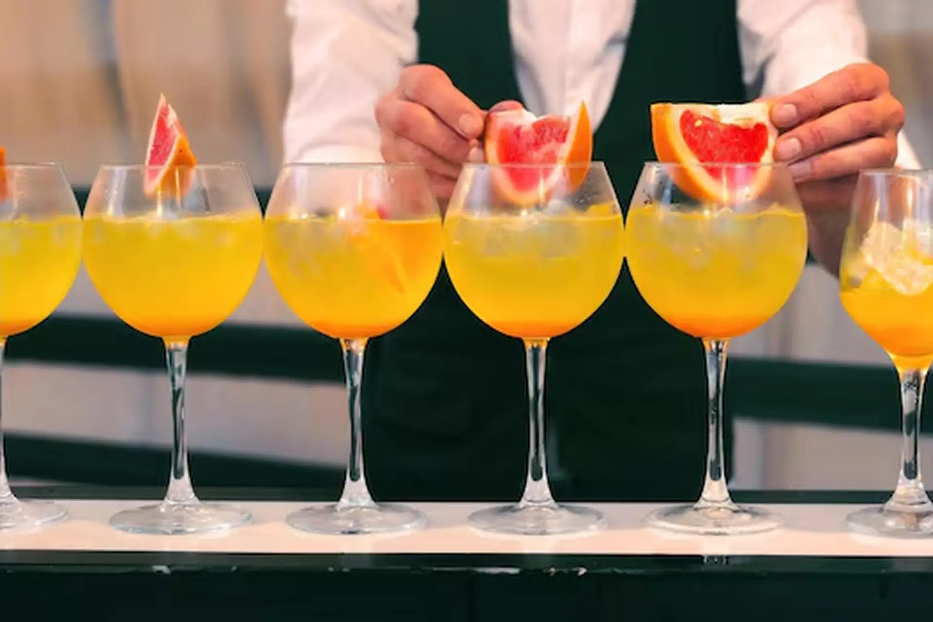 bartender-preparing-citrus-cocktails_1314537-380 2